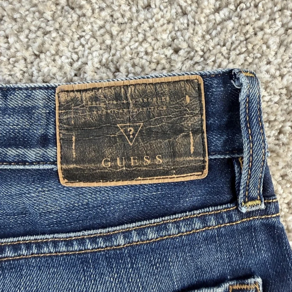 Guess Relaxed Jeans Mens 31x34 Medium Wash Blue Denim Straight Distressed